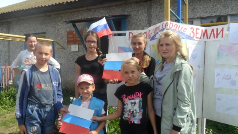 В Русско-Сорминской библиотеке прошел патриотический час «Флаг России – гордость наша»